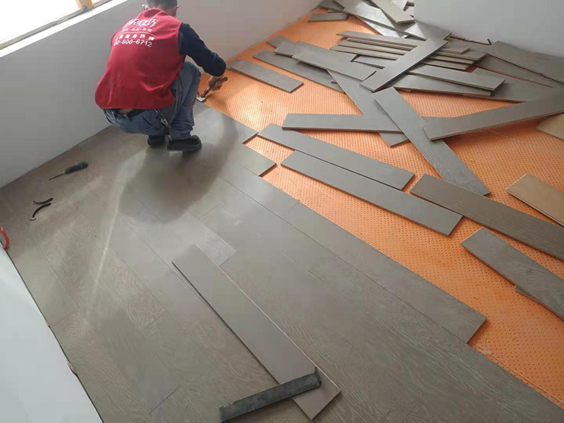 老房子臥室木地板潮濕怎么辦？有效的地面地板翻新方案介紹